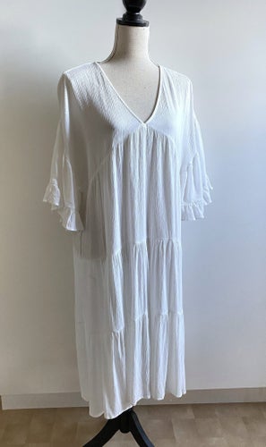 Ellos. Superfin vit klänning, sommar! Size S. Passar upp till Size L. NY? Viskos
