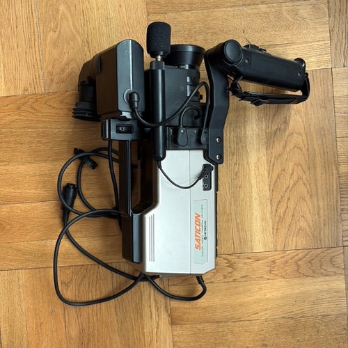 Hitachi Saticon VK-C870 videokamera med tillbehör. Retro 80/90-tal