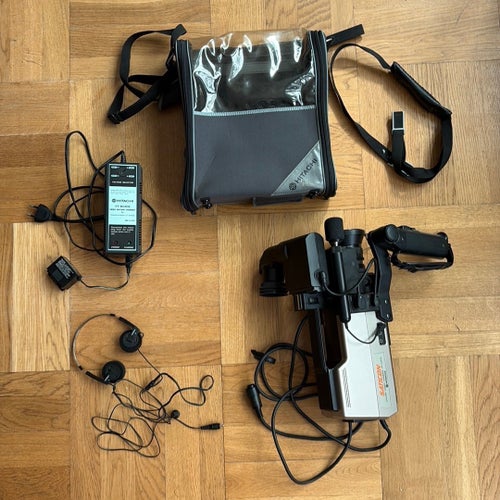 Hitachi Saticon VK-C870 videokamera med tillbehör. Retro 80/90-tal