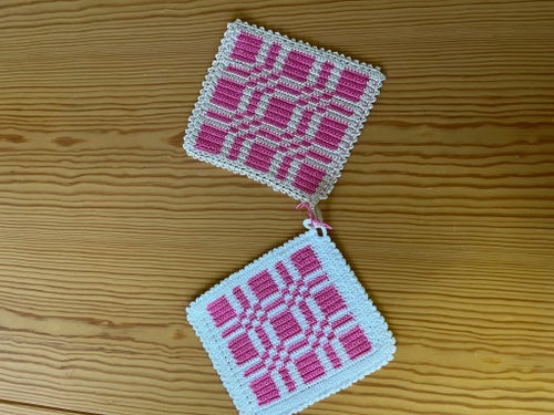 Virkade grytlappar i rosa/vit och rosa/beige