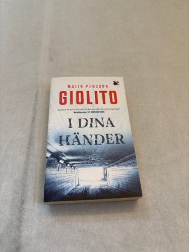 I DINA HÄNDER av Malin Persson Giolito, 2022