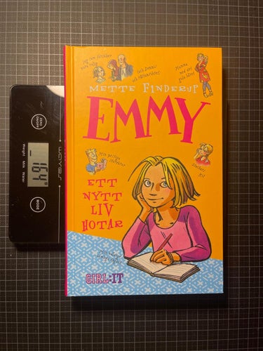 Bok (för ungdomar 9-12 år), Emmy 1 - Ett nytt liv hotar