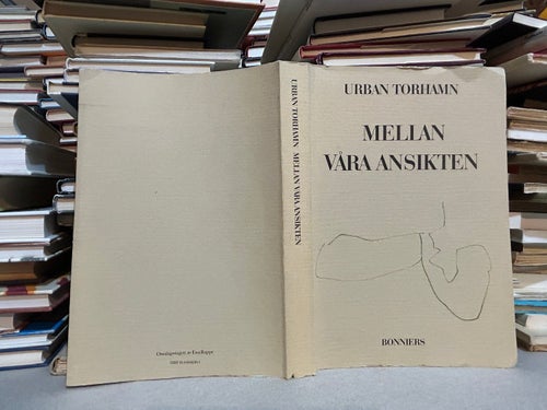 Mellan våra ansikten av Urban Torhamn. Bok. Very good plus