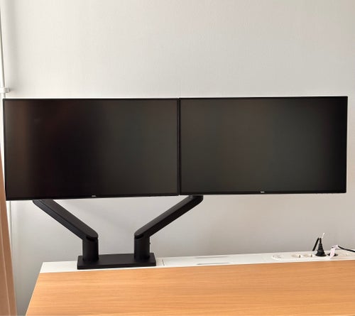 2x Dell UltraSharp U2520D 25” QHD + Dell MDA20 Dubbel Skärmarm – Komplett Paket
