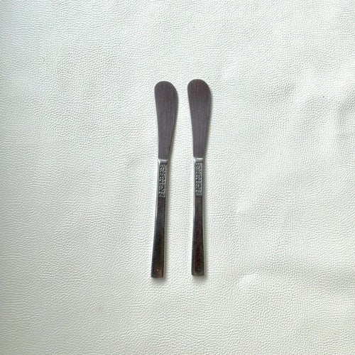 2 smörknivar. ”ROSEN”. ÅHLÉNS. 1970-tal