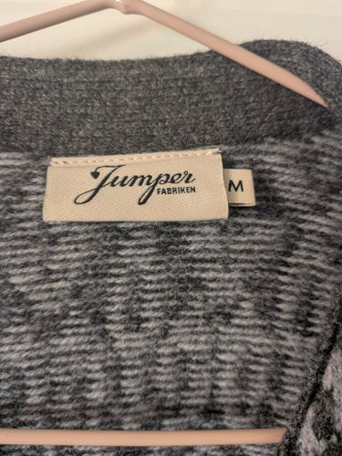 Jumperfabriken grå, svart kofta, storlek M, Devi
