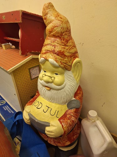Tomte med texten "GOD JUL"