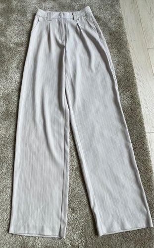 NA-KD Flared Striped Pants – grå/beiga randiga flared byxor storlek 32