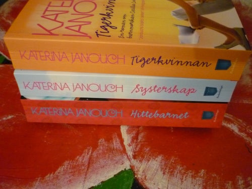 BOK, 3 STYCKEN POCKET BÖCKER AV KATERINA JANOUCH, TIGERKVINNAN, SYSTERSKAP