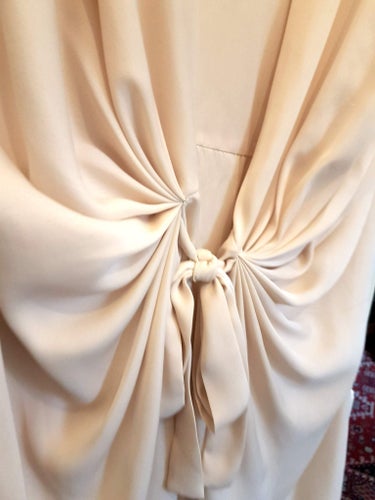 Jättefin draperad klänning i ljusrosa