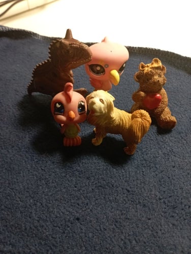 Leksaksfigurer: Dinosaurie, hund, björn och fåglar