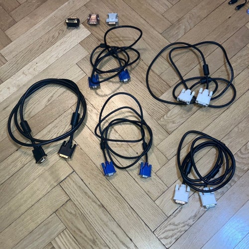 Diverse datorkablar och adaptrar