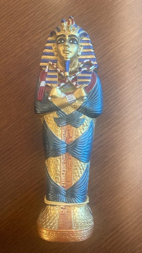 Farao Tutankhamun sarkofag med mumiefigur