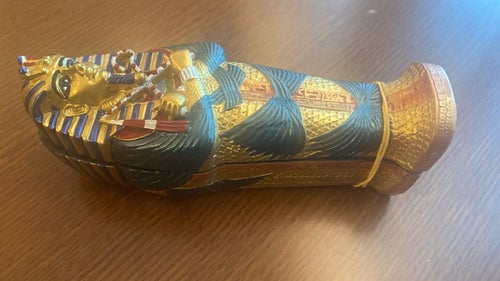 Farao Tutankhamun sarkofag med mumiefigur