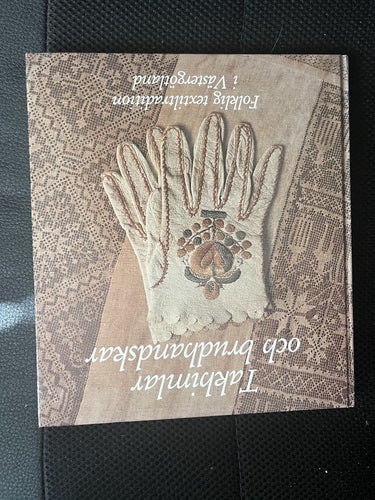 Taknimlar och brudhandskar: Folklig textiltradition i Västergötland