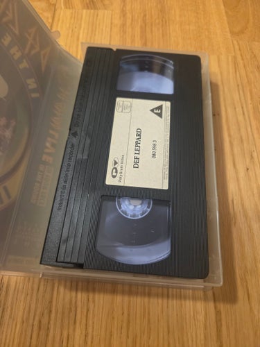 Def Leppard – In The Round In Your Face Live VHS