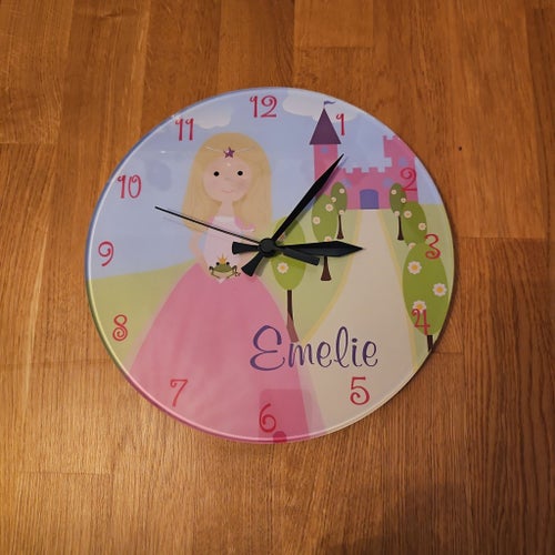 Otroligt fin väggklocka med prinsessmotiv