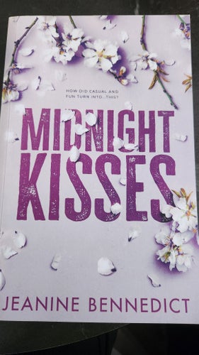 Midnight Kisses av Jeanine Bennedict, 2023