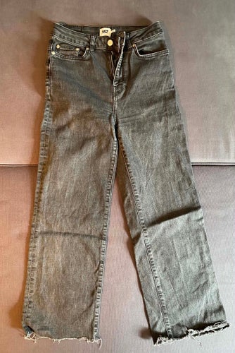 Två par denimbyxor: Svarta jeans culotte och vita culottebyxor storlek S och 36