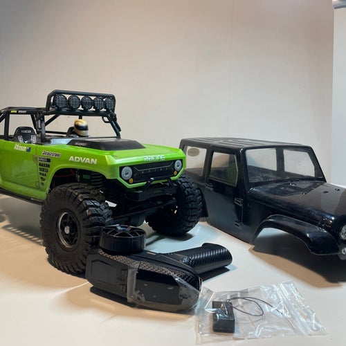 Axial SCX10 Deadbolt (+ pro-line kaross)