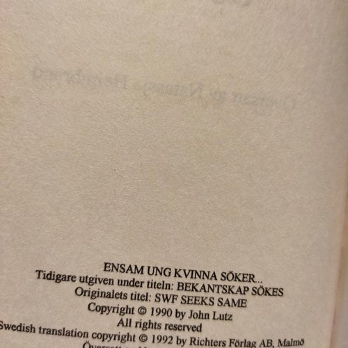 Ensam ung kvinna söker av John Lutz. Very Fine plus
