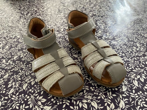 Flick-sandaler i grått/silverglitter, storlek 27 - använda 1 gång inomhus