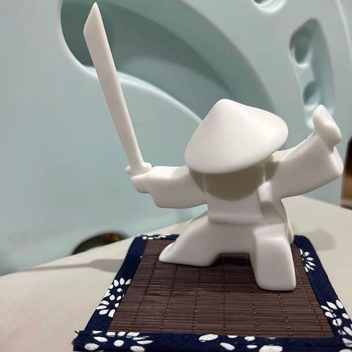 Keramisk samlarfigur av en samurajkrigare i Kung Fu-stil.