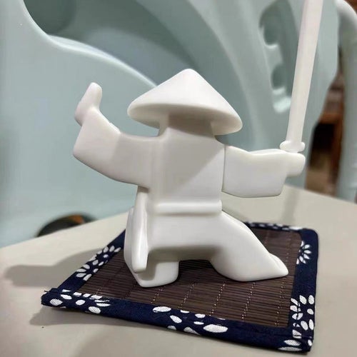 Keramisk samlarfigur av en samurajkrigare i Kung Fu-stil.