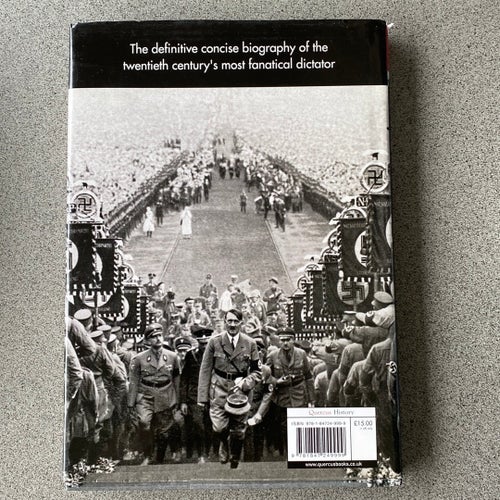 Hitler: An Illustrated Life av Robin Cross