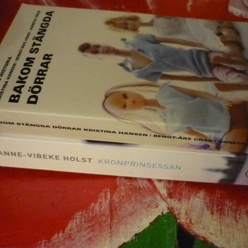 BOK, 2 STYCKEN POCKET BÖCKER, HOLST: KRONPRINSESSAN, HANSEN: BAKOM STÄNGDA DÖRRA