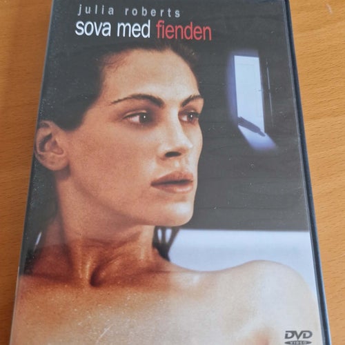 **Sova Med Fienden**