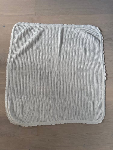2 st vita stickade filtar baby barn ca. 80x80cm