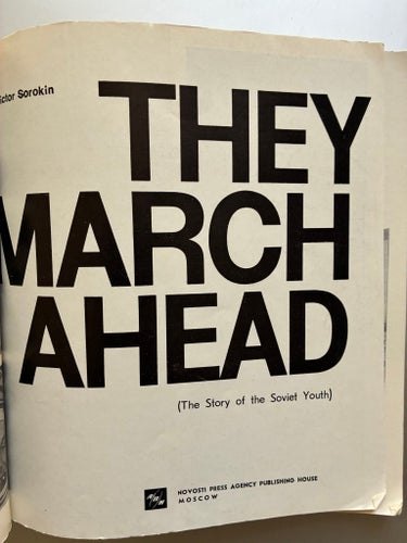 Sovjetisk propaganda: They March Ahead av Victor Sorokin, 1968