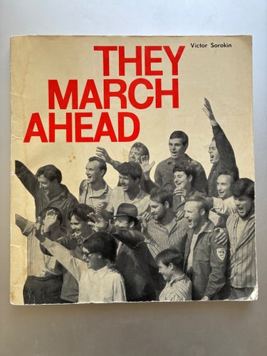 Sovjetisk propaganda: They March Ahead av Victor Sorokin, 1968