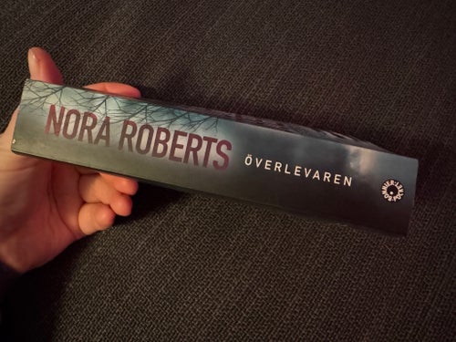 NORA ROBERTS - Överlevaren