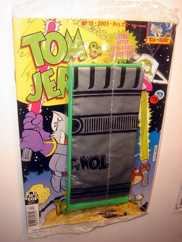 TOM & JERRY I ORIGINAL PLAST med leksak 2003 nr 13 SVÄRD