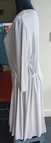Grå ljusgrå draperad klänning från Filippa K