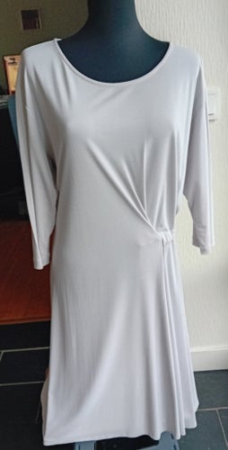 Grå ljusgrå draperad klänning från Filippa K