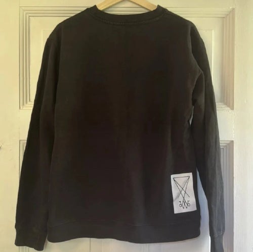 Skatemärket Welcome, Svart sweatshirt, stlk M