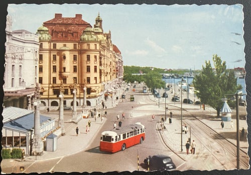 Stockholm - Nybroplan Strandvägen Gamla bilar buss ~1959 - Pressbyrån F 2017