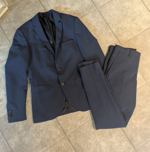 Mörkblå kostym från Premium by Jack & Jones i stl 46