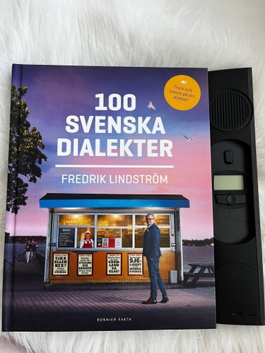 100 Svenska Dialekter av Fredrik Lindström, 2017