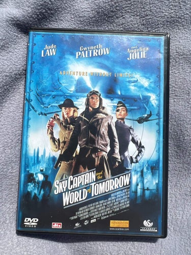 Sky Captain and The World of Tomorrow - Angelina Jolie - Jude Law