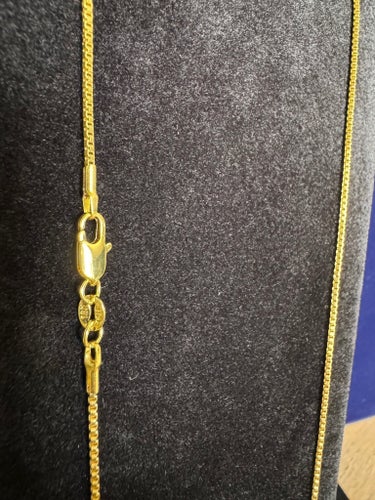 18k guldpläterat halsband. Längd 75 cm