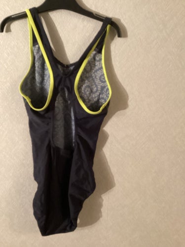 Speedo svart, blå och gul baddräkt strl 12/34