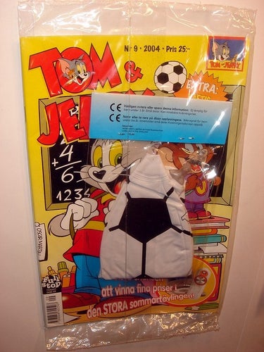 TOM & JERRY I ORIGINAL PLAST med leksak 2004 nr 9 FOTBOLL