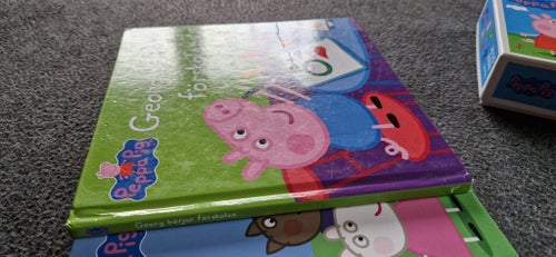 Greta Gris, paket med tre böcker och ett spel.