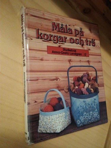 Måla på korgar och trä av Anna-Greta Lundgren.