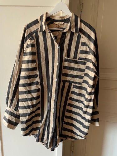 H&M svart och beige oversize skjorta, storlek M