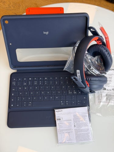 Logitech Combo Touch tangentbordsfodral+ och Logitech Zone Learn hörlurar